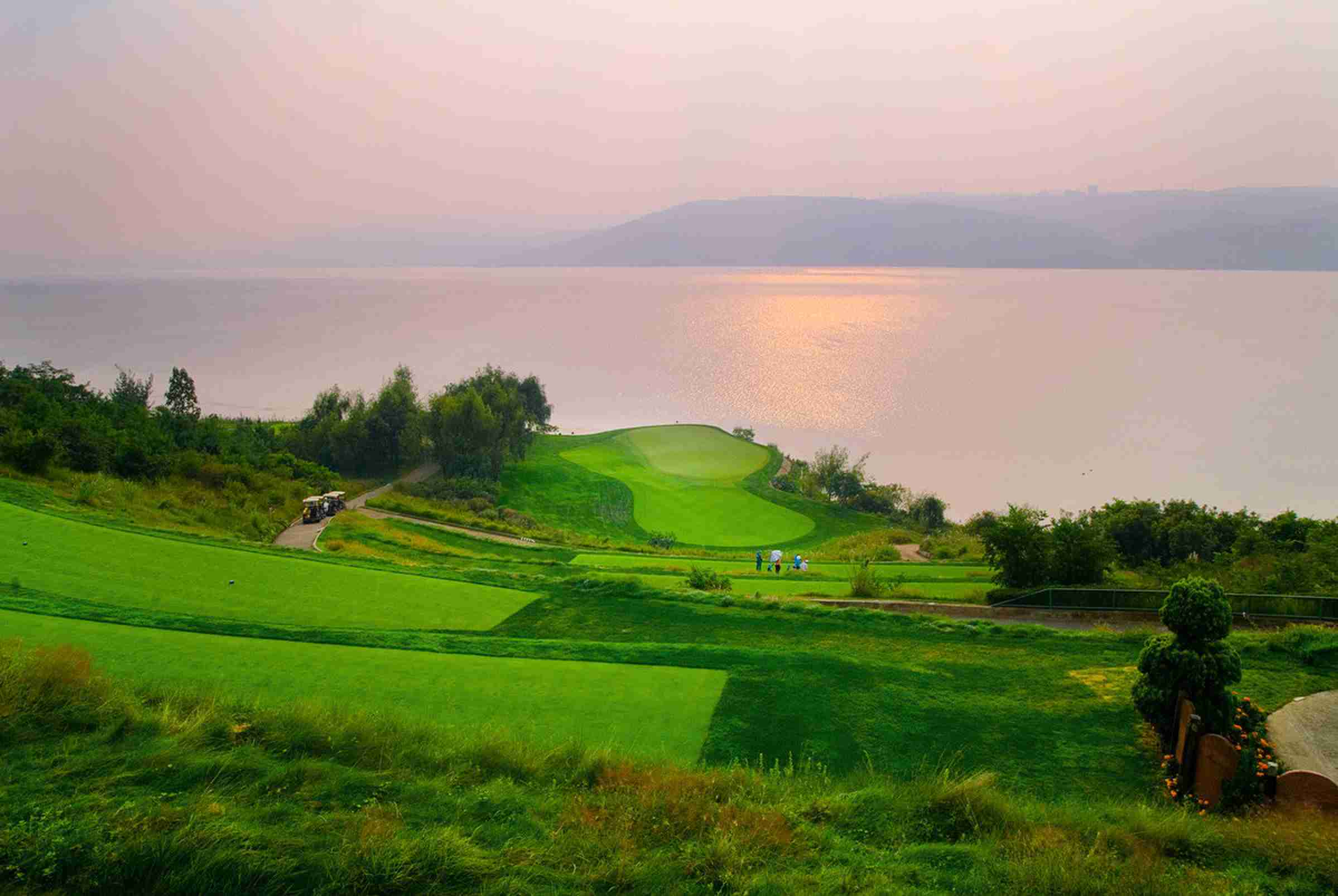 云南昆明春城湖畔（山景）